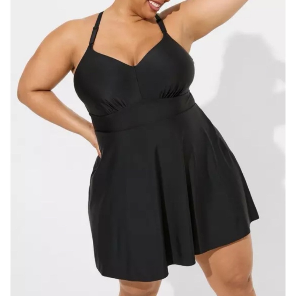 🆕 Black Wirefree Racerback Long Swim Dress
With Brief 0 L 12 NWT Torrid New!